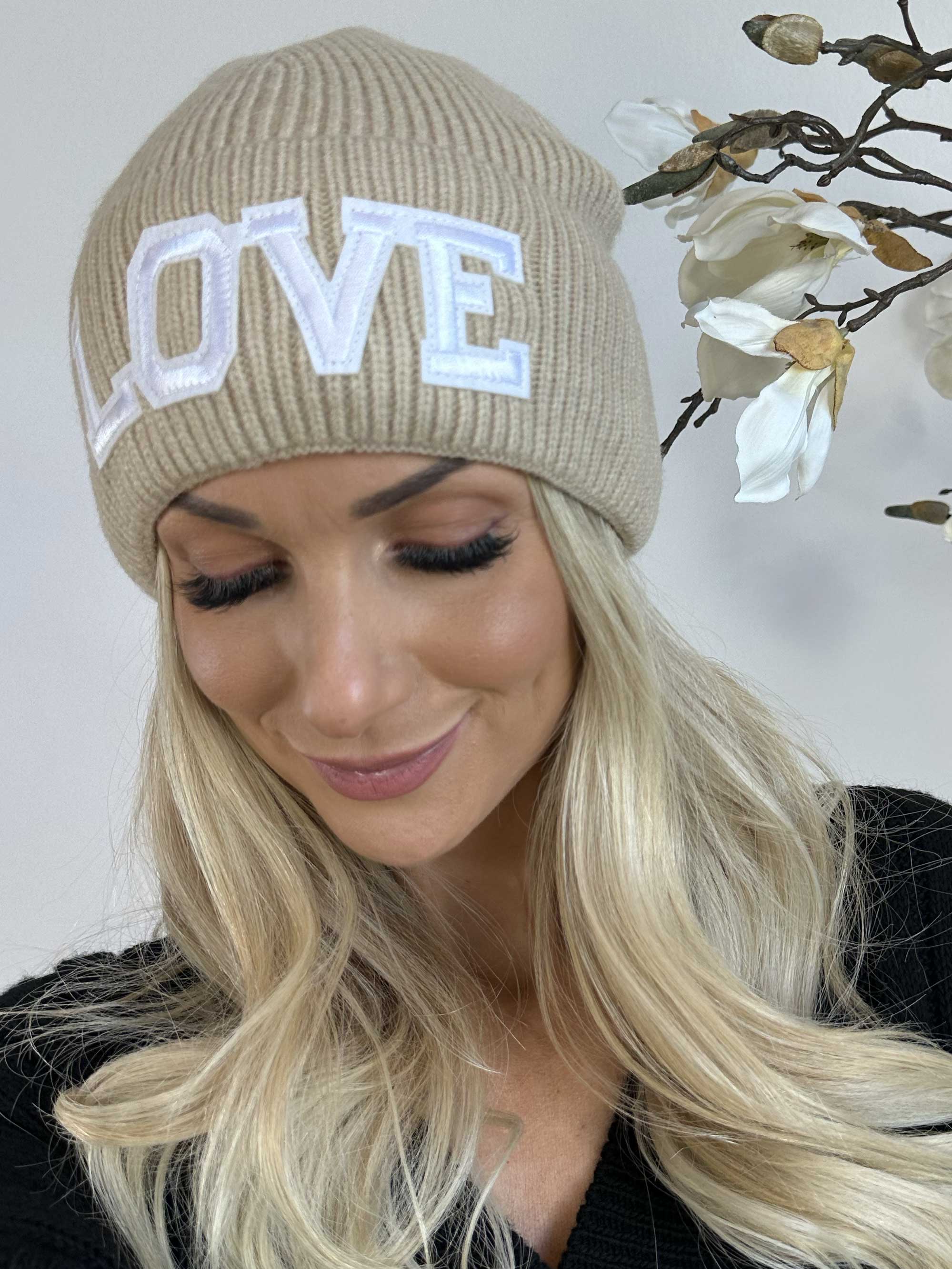 Neta - Strikhue med hvid tekst